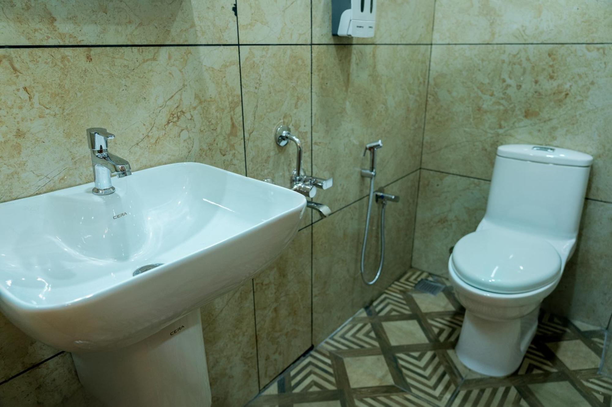 Fly View Airport Residency Hotell Nedumbassery Exteriör bild