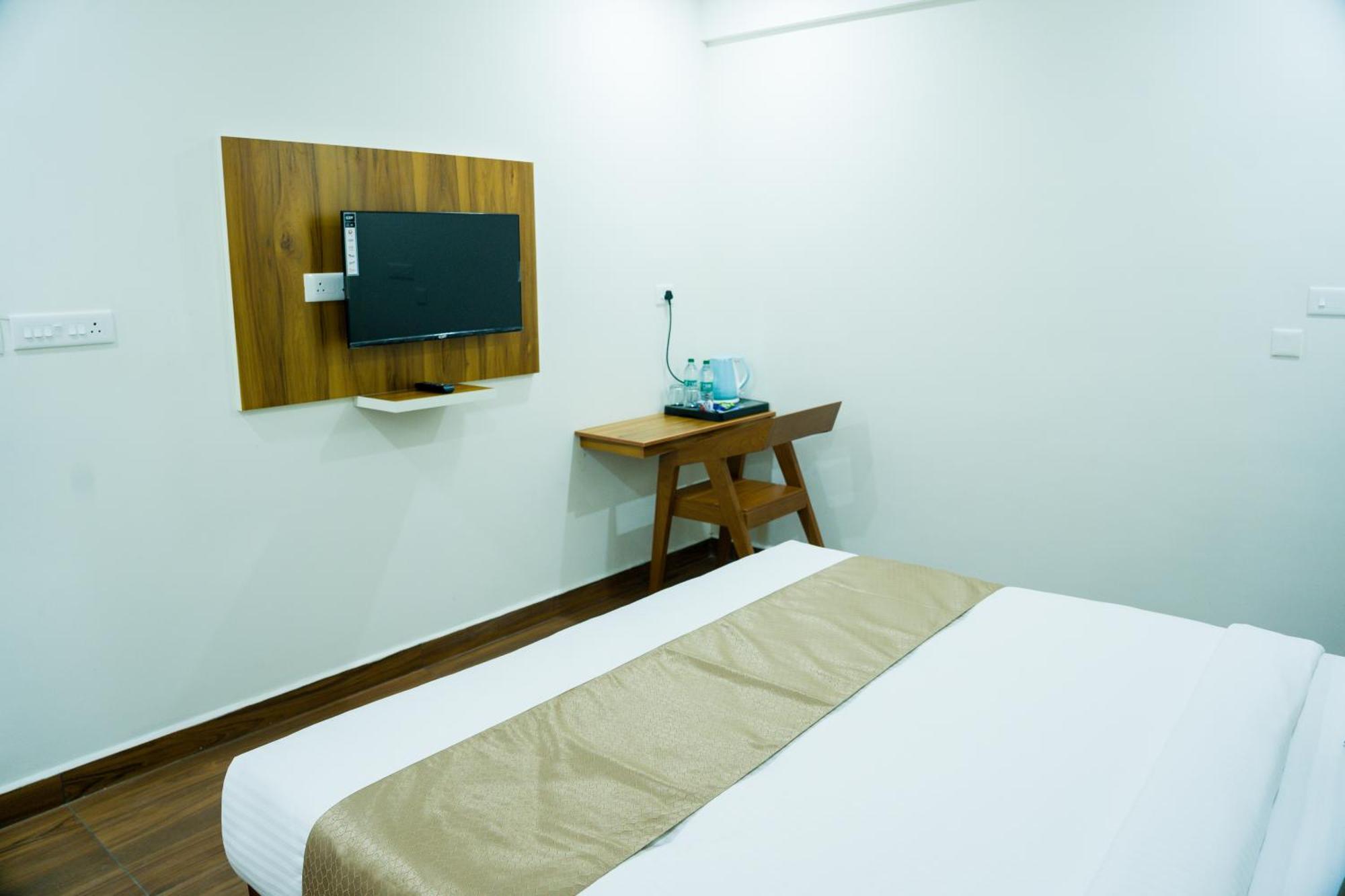Fly View Airport Residency Hotell Nedumbassery Exteriör bild