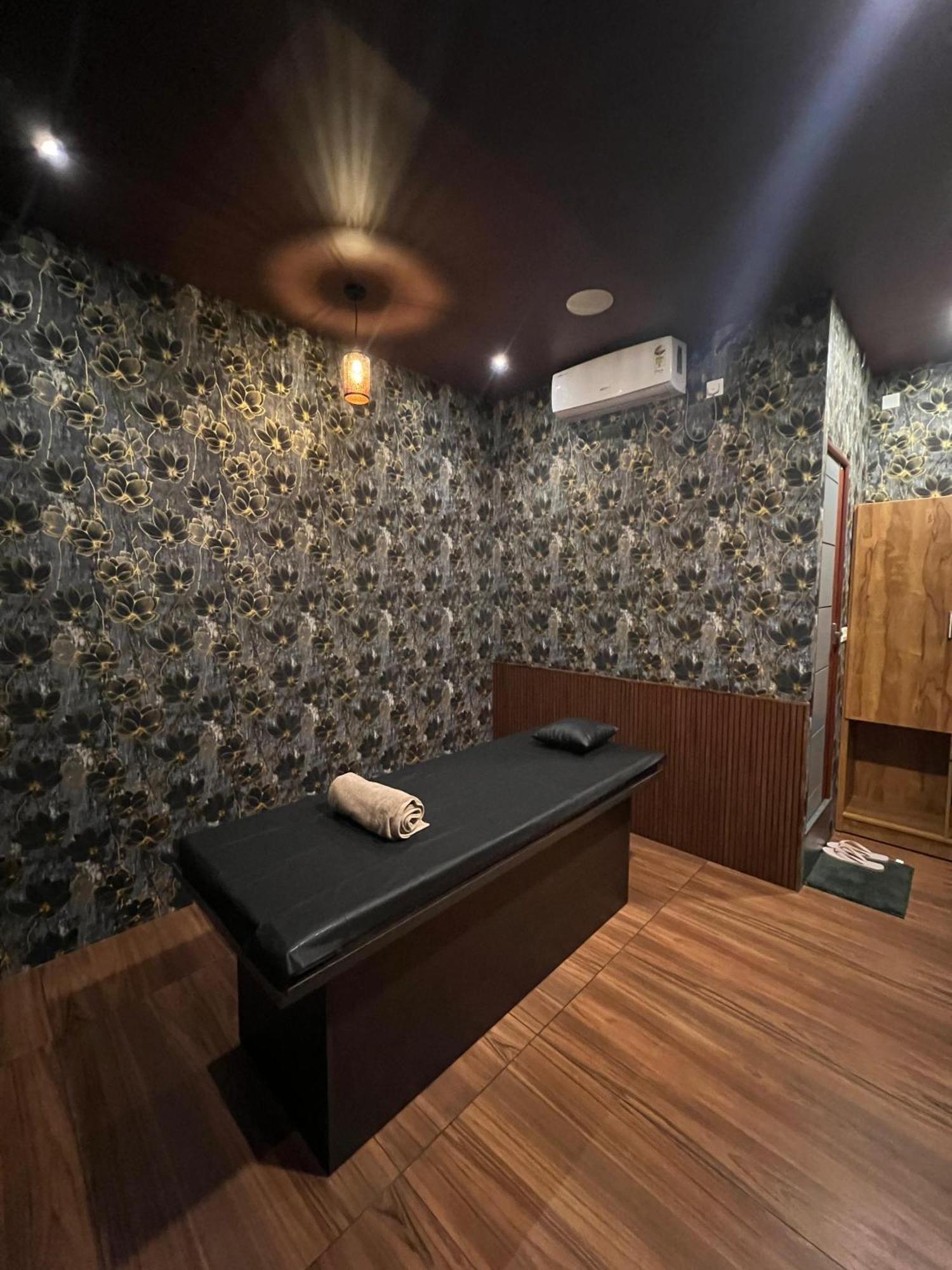 Fly View Airport Residency Hotell Nedumbassery Exteriör bild